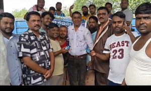 ଇଚ୍ଛାପୁର ବ୍ରିଜ୍‌ରେ ବନ୍ୟାଜଳ: ଛତ୍ରପୁର ଷ୍ଟେଶନରେ ଅଟକିଲା ଯଶୋବନ୍ଦପୁର-ହାୱଡ଼ା ଟ୍ରେନ୍, ଫସିଲେ ହଜାର ହଜାର…