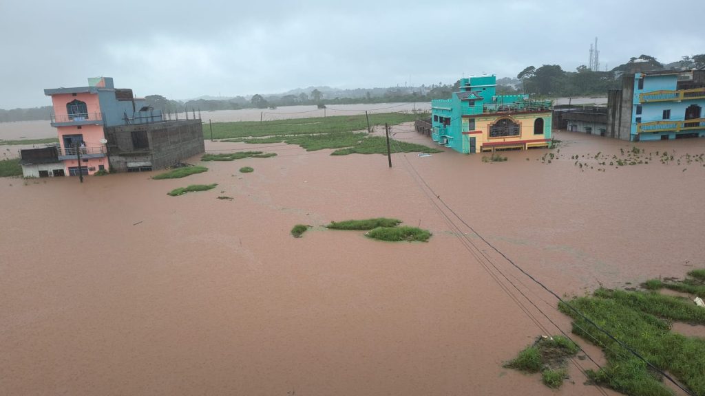 ବ୍ରହ୍ମପୁର-ଭୁବନେଶ୍ୱରରୁ ବିଚ୍ଛିନ୍ନ ଭଞ୍ଜନଗର: ଘରେ ପଶିଲା ପାଣି, ଭାସିଲା ଗାଡ଼ି
